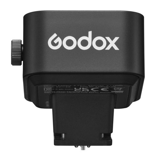 Zwarte Godox speedlight met wit logo bovenop en montagebeugel.