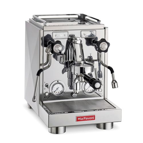Eine glänzende Espressomaschine aus Edelstahl mit schwarzen Griffen und zwei Manometern.
