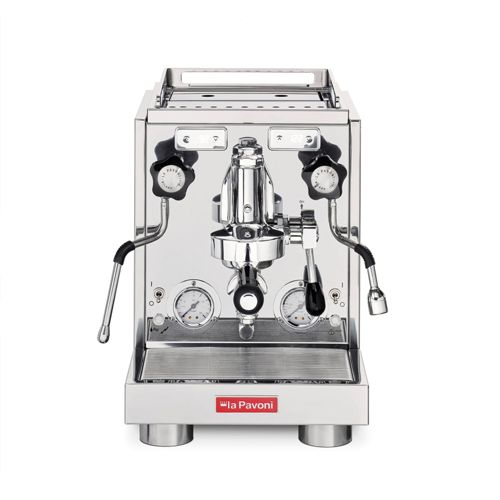 Eine glänzende Chrom-Espressomaschine mit zwei Manometern, Hebeln und Knöpfen.