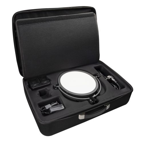 Eine schwarze, offene Kiste mit Schaumstoffeinsätzen für ein Rundlicht, Netzadapter und Kabel.