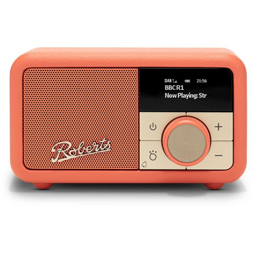 Una radio Roberts color corallo con altoparlante a sinistra e display a destra.