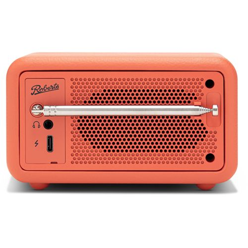 Una radio Roberts color corallo con antenna estensibile e porte di ricarica.