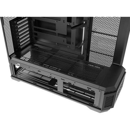 Un case per computer nero con struttura aperta e pannelli di ventilazione in rete.