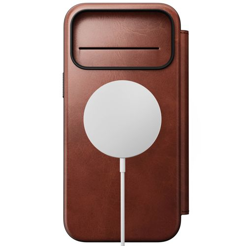 Custodia in pelle marrone per iPhone con cavo di ricarica bianco e cerchio magnetico.