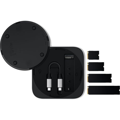 Un case nero con cavi e SSD.
