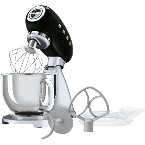 Un robot de cocina negro con bol plateado y varios accesorios.