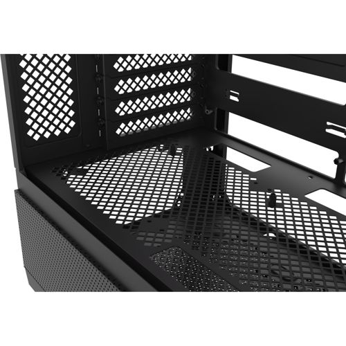 Interno nero traforato di un case per computer con griglie.