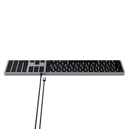 Tastiera argentata con tasti neri e cavo USB-C collegato.