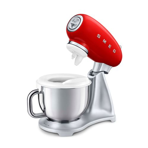Gümüş haznesi olan kırmızı Smeg stand mikseri, beyaz arka plan üzerinde.