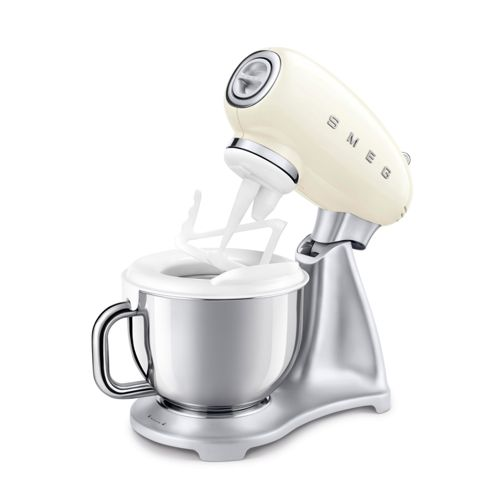 Gümüş tabanlı ve kaplı krem renkli Smeg stand mikseri.