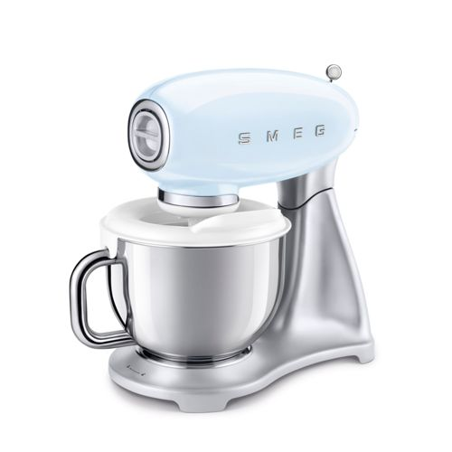 Gümüş kase ve kulplu, açık mavi bir SMEG stand mikseri.