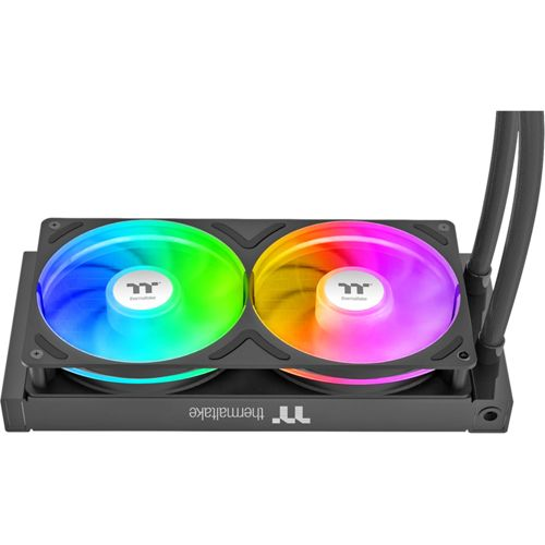 Ein schwarzer CPU-Kühler mit zwei RGB-Lüftern und Schläuchen.