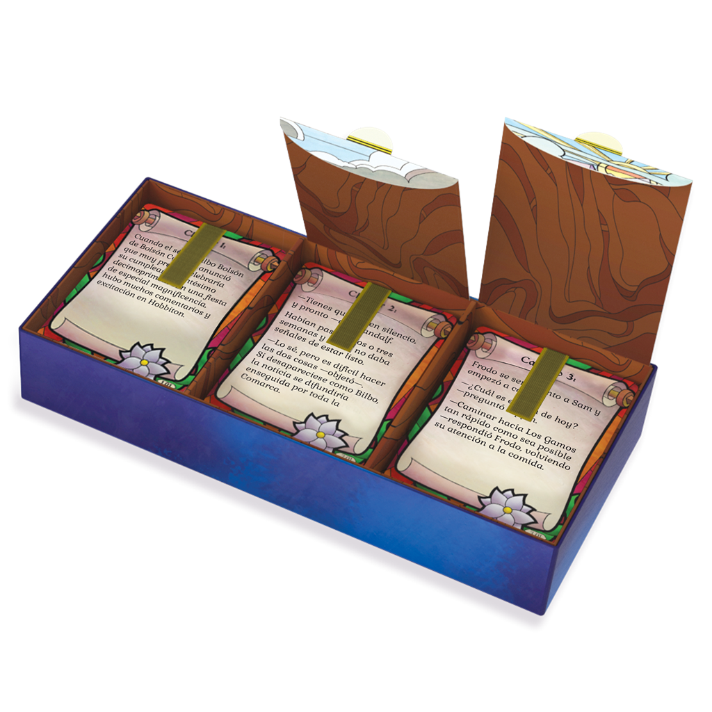 Una caja azul abierta con tres tarjetas que parecen pergaminos antiguos.