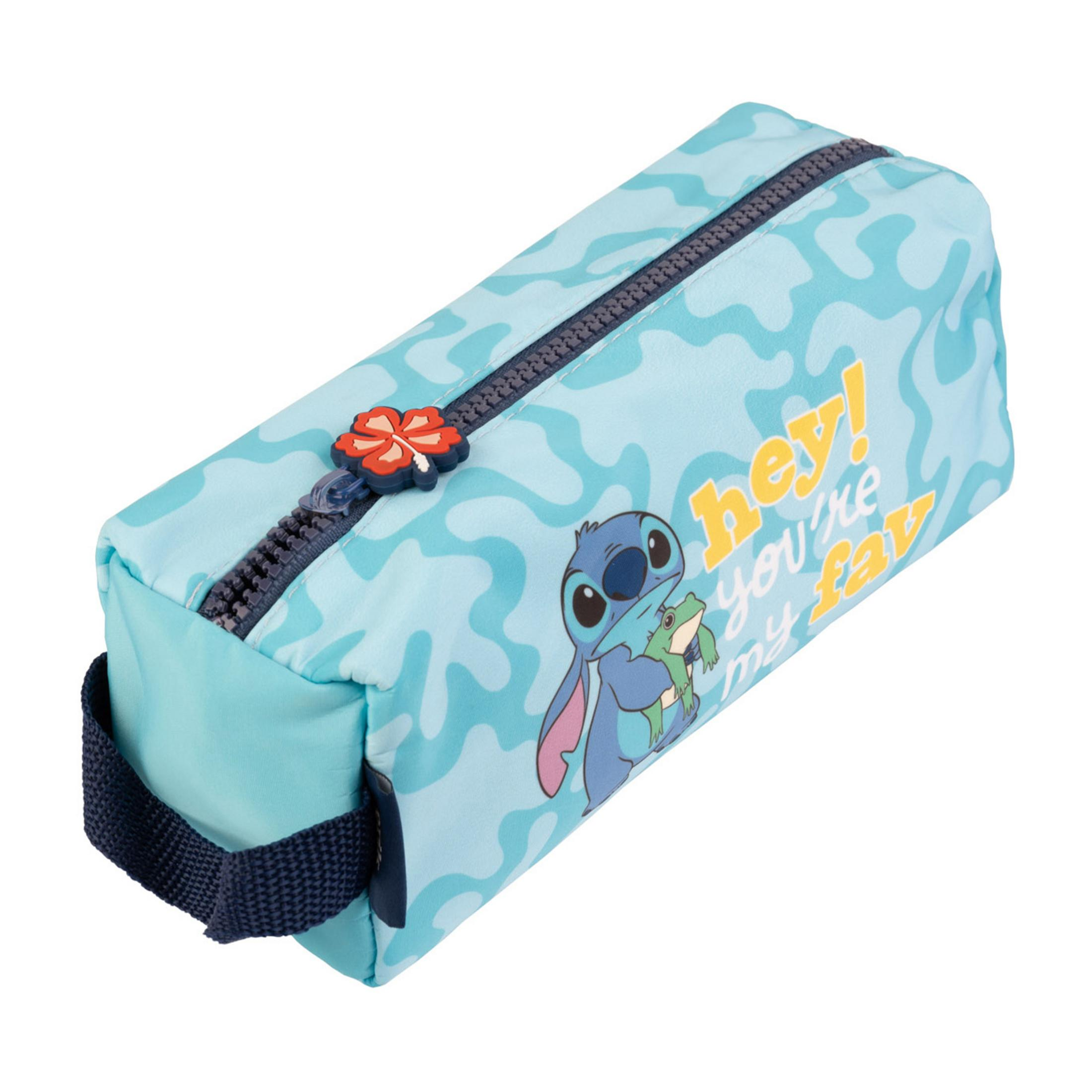 Ein hellblauer Kulturbeutel mit Stitch und einem Frosch, mit Wellenmuster.