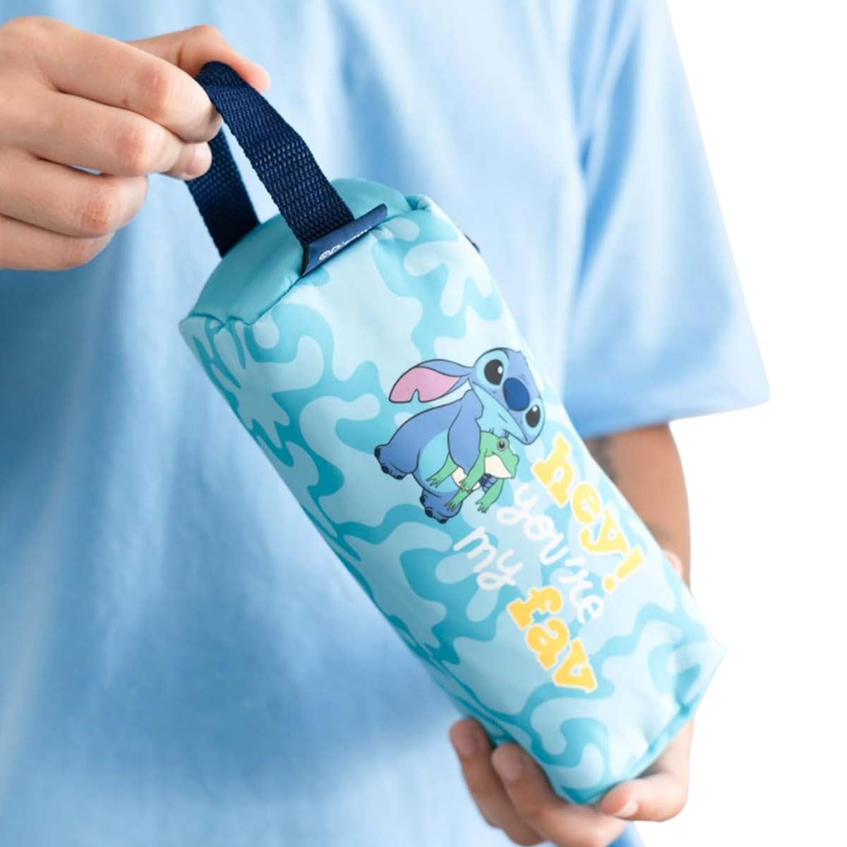 Blaue Tasche mit Stitch, der einen Frosch hält. Text: "hey! you're my fav".