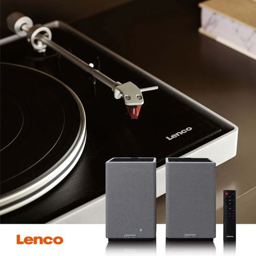 Une platine vinyle avec deux enceintes et une télécommande.
