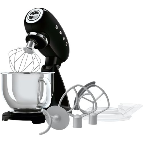 Una batidora de pie SMEG negra con bol plateado y varios accesorios.