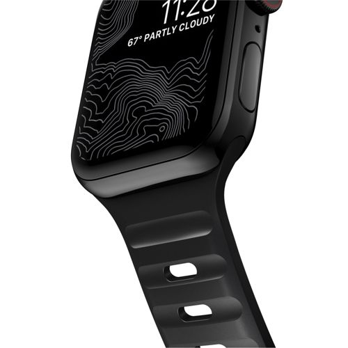 Montre connectée noire avec écran numérique affichant 11:28 et 67° partiellement nuageux.