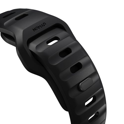 Gros plan d'un bracelet de montre Nomad noir avec des découpes et un bouton.