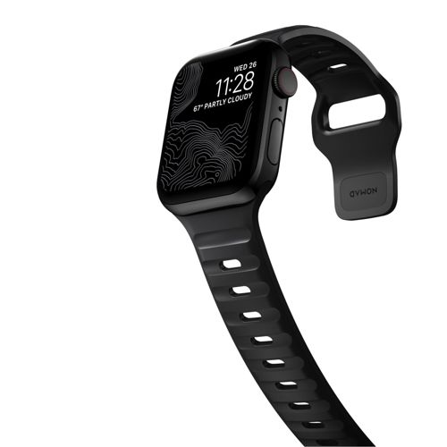 Montre intelligente noire avec cadran carte topographique et bracelet noir.
