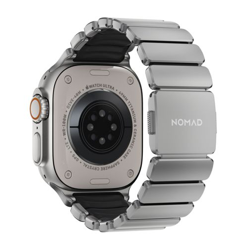 Rückseite einer silbernen Smartwatch mit Metallarmband und 'NOMAD'-Logo.