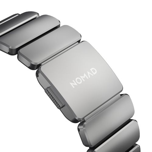 Ein silbernes Armband mit dem Nomad-Logo auf dem Verschluss.