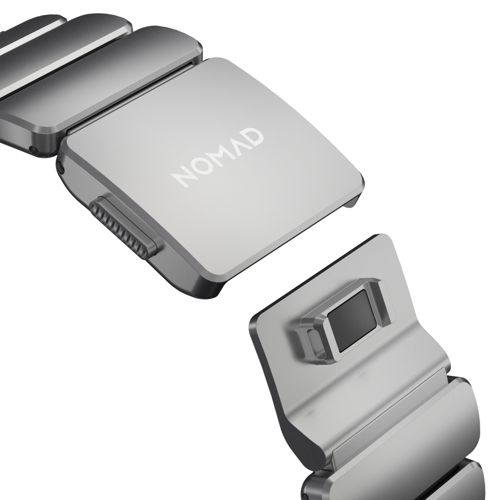 Silbernes Uhrenarmband mit NOMAD-Logo, kurz vor dem Schließen.