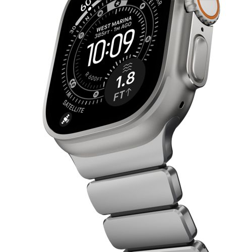 Silberne Smartwatch mit schwarzem Bildschirm, zeigt 10:09, 1,8 FT und Satelliteninfo.