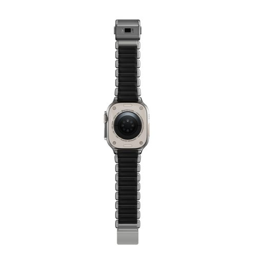 Rückseite einer silbernen Smartwatch mit schwarzem Metallarmband und schwarzen Gliedern.