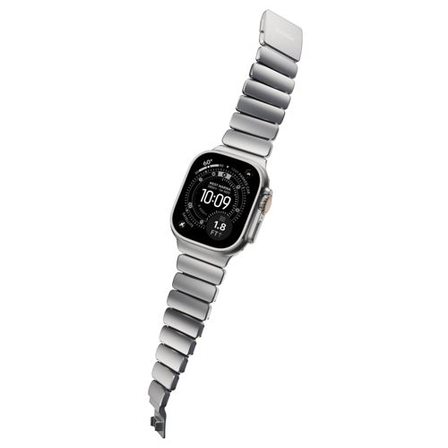 Eine silberne Smartwatch mit einem Gliederarmband und einem dunklen Zifferblatt