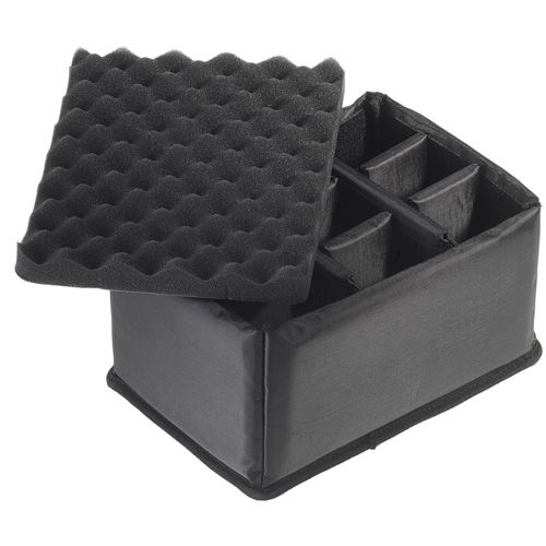 Schwarzer Behälter mit Schaumstoffeinlage und Fächern.