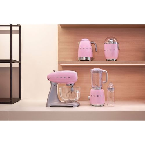 Roze keukenapparaten: mixer, waterkoker, broodrooster, blender en fles.