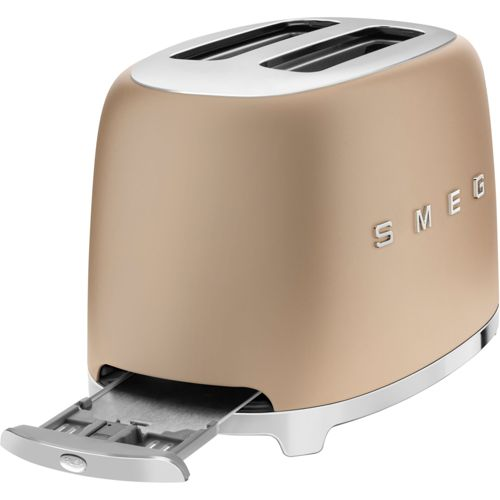 Een goudbruine Smeg broodrooster met chroomaccenten en de kruimellade uitgeschoven.