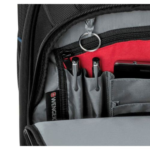 Vue intérieure d'un sac à dos noir avec stylos et téléphone.