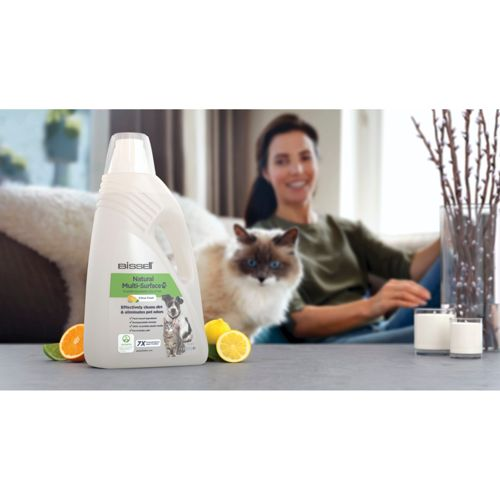 Botella de limpiador Bissell con gato, perro, limón y naranja.