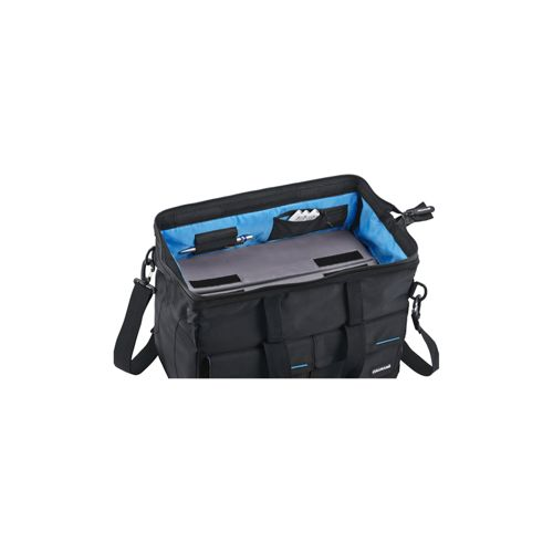 Schwarze Tasche mit offenem Fach, Laptop und Stift im Inneren.