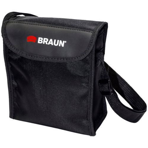 Borsa nera Braun con logo rosso e tracolla.