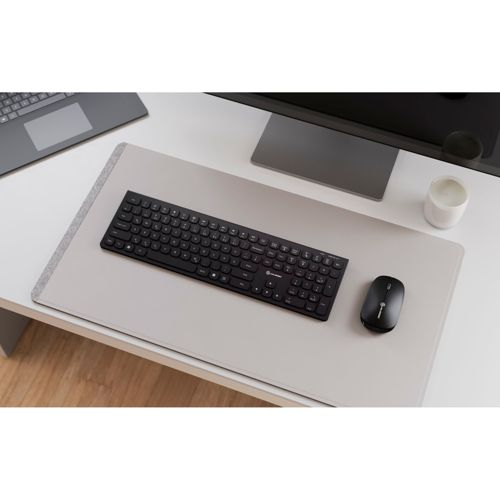 Una tastiera e un mouse neri poggiano su un tappetino grigio.