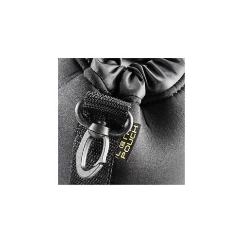 Schwarzer Karabiner an einem Beutel mit gelbem Etikett.
