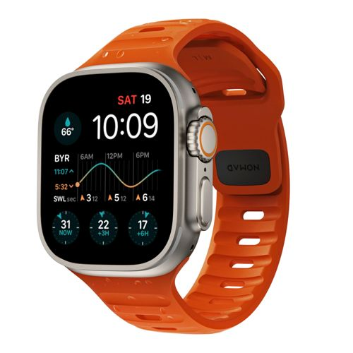 Un reloj inteligente naranja con caja plateada y pantalla digital muestra la hora y el tiempo.
