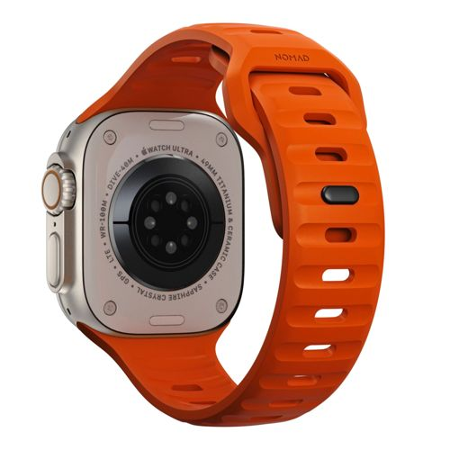 Un reloj inteligente naranja con caja plateada y sensor de frecuencia cardíaca negro.