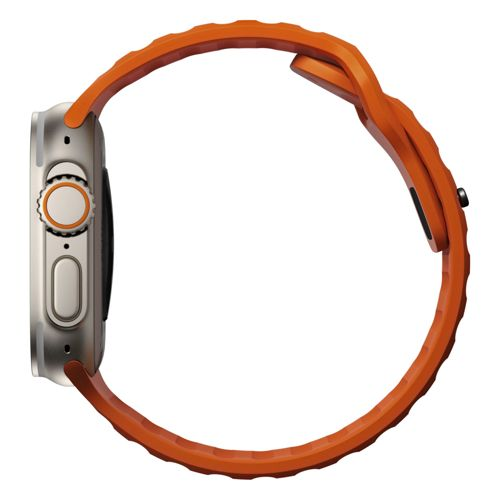 Primer plano de un reloj inteligente plateado con correa naranja.