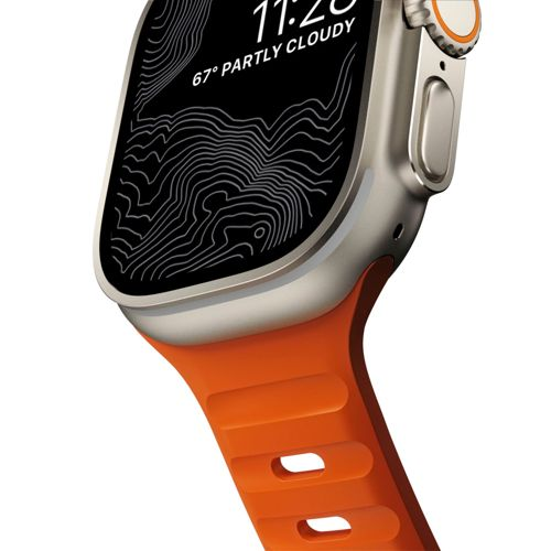 Un reloj inteligente plateado con banda naranja y pantalla topográfica.