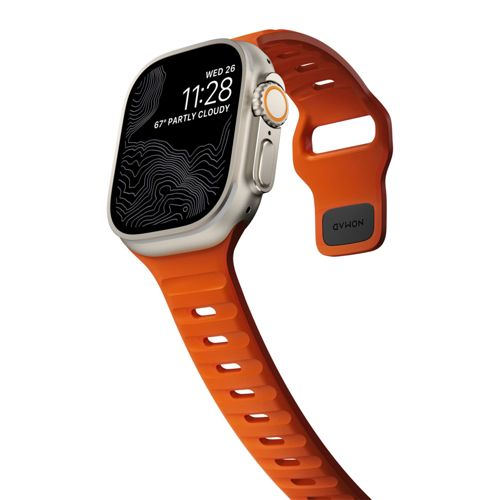 Un reloj inteligente plateado con correa naranja y pantalla negra mostrando hora y clima.