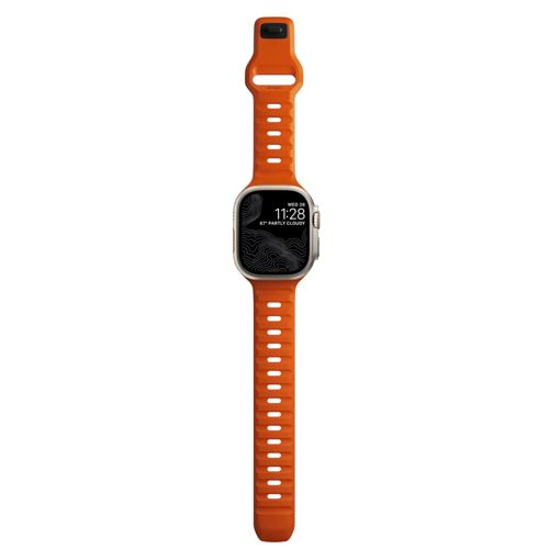 Un reloj inteligente naranja con carcasa plateada y esfera negra.