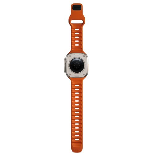 Un reloj inteligente naranja con caja plateada y pantalla negra en la parte posterior.