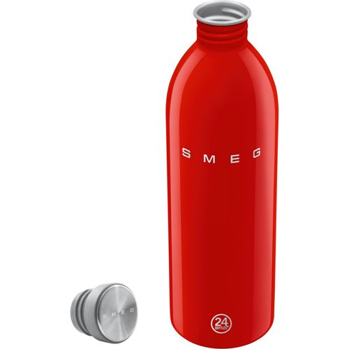Eine rote Smeg-Wasserflasche mit silbernem Deckel und Logo, daneben liegt ein separater Deckel.