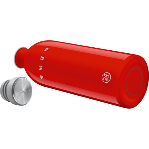 Eine rote Smeg-Flasche mit silbernem Deckel und Logo. Weißer Hintergrund.