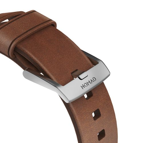 Braunes Lederarmband mit Metallschnalle, auf der NOMAD steht.