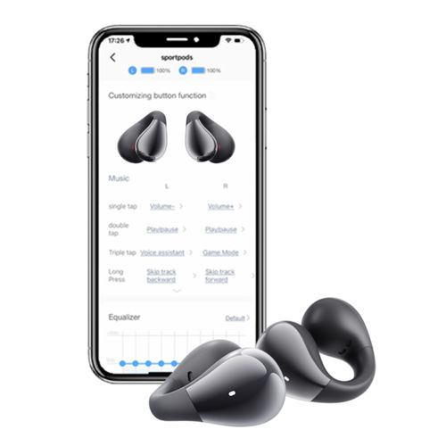 Uno smartphone mostra un'app per la personalizzazione delle funzioni degli auricolari accanto a due auricolari wireless neri.